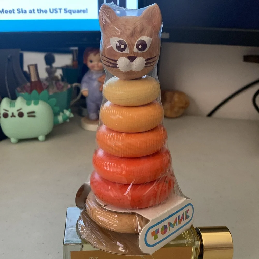 Tomik wooden stacker